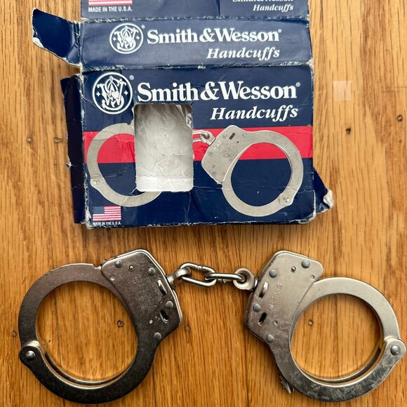 Smith & Wesson Standard Nickel Police Double Lock Handcuffs Model 100 - Picture 1 of 3